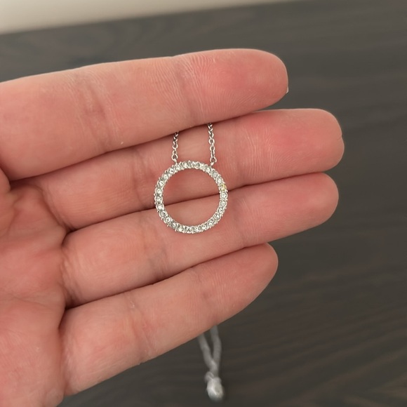 Elegant Silver Necklace with Circular Pendant - Picture 2 of 3